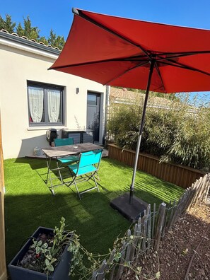 Outdoor dining - Studio with garden (Chasseneuil-du-Poitou)