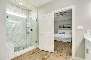 Shower, hair dryer, towels, shampoo - Teal Turtle - Sassy & Sophisticated Sea Isle Spot (Galveston)
