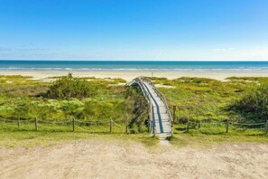 Beach nearby - Teal Turtle - Sassy & Sophisticated Sea Isle Spot (Galveston)