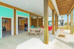 Outdoor dining - Teal Turtle - Sassy & Sophisticated Sea Isle Spot (Galveston)