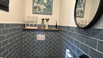 Douche, sĂšche-cheveux, serviettes fournies, savon