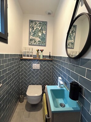 Douche, sèche-cheveux, serviettes fournies, savon