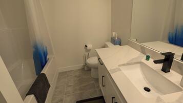 Haartrockner, Handtücher, Seife, Toilettenpapier