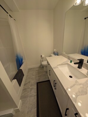 Haartrockner, Handtücher, Seife, Toilettenpapier