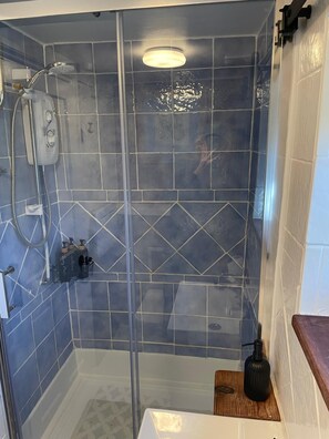 Een douche, een haardroger, handdoeken, zeep
