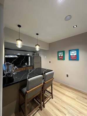 Fridge, microwave, stovetop, coffee/tea maker - Departamento Moderno Soho POP 104 Narvarte (Mexico City)