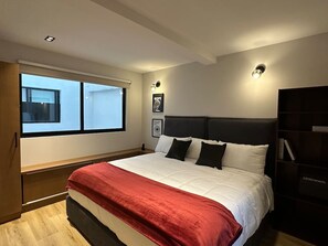 Een bureau, een strijkplank/strijkijzer, wifi, beddengoed