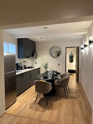 Kühlschrank, Mikrowelle, Wasserkocher mit Kaffee-/Teezubehör