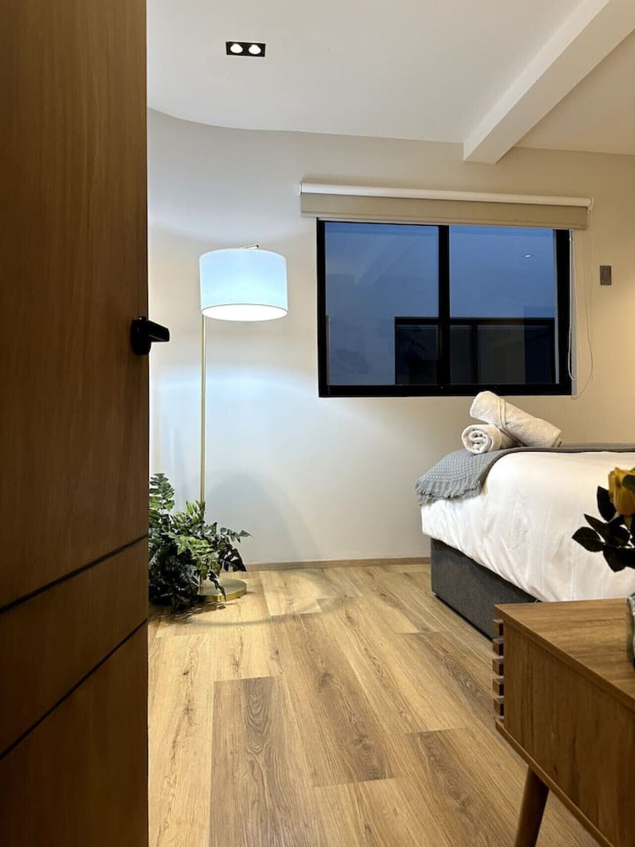 Desk, iron/ironing board, WiFi, bed sheets