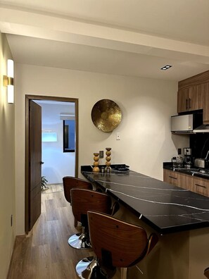 Fridge, microwave, stovetop, coffee/tea maker - Departamento Mid Century En Narvarte 101 (Mexico City)