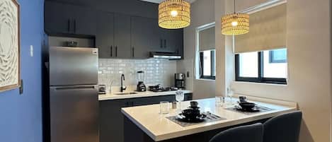 Kühlschrank, Mikrowelle, Herdplatte, Wasserkocher mit Kaffee-/Teezubehör