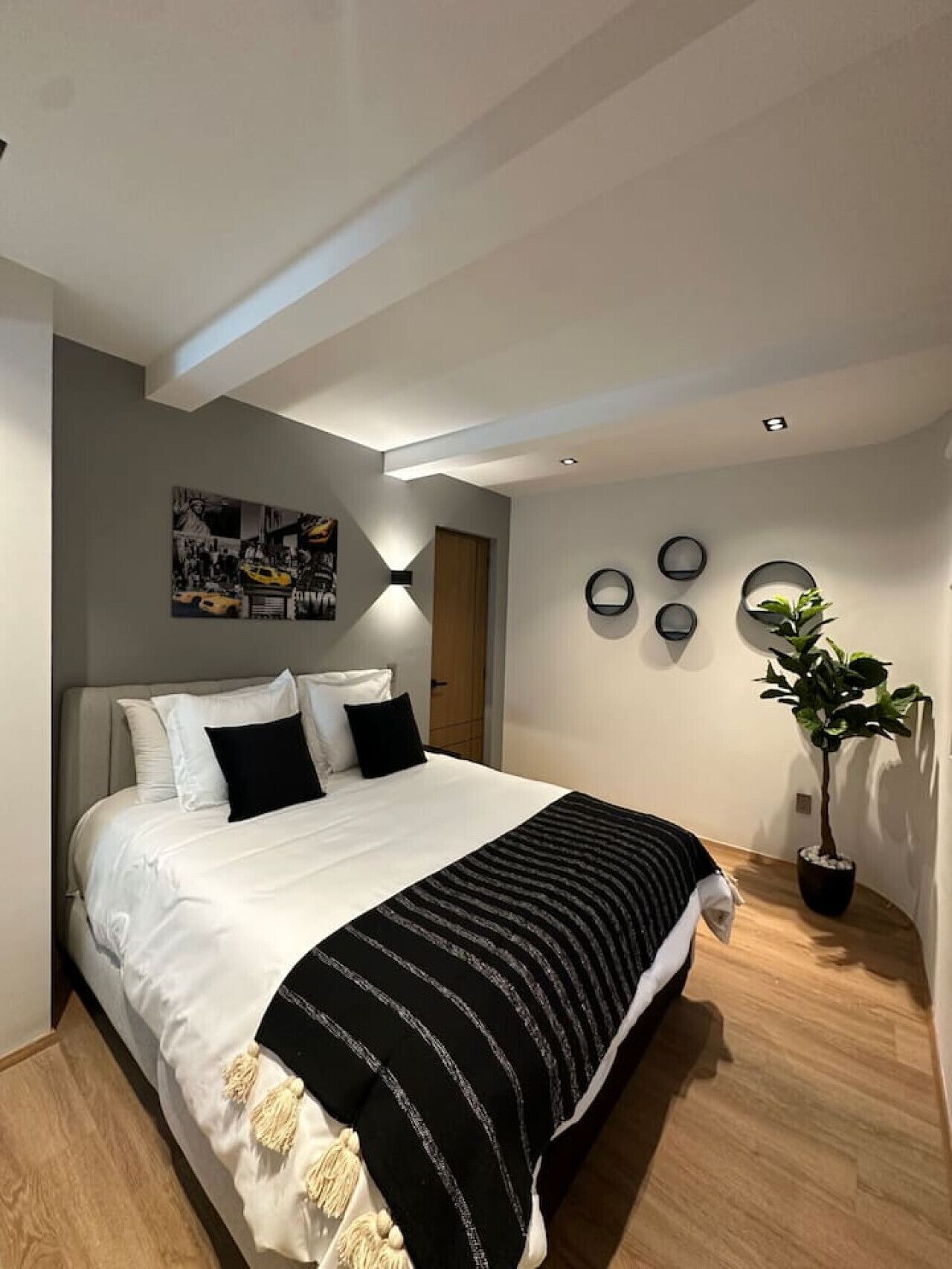 办公桌、熨斗/熨衣板、WiFi、床单