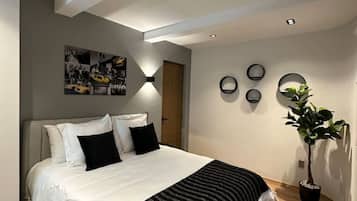 Desk, iron/ironing board, WiFi, bed sheets