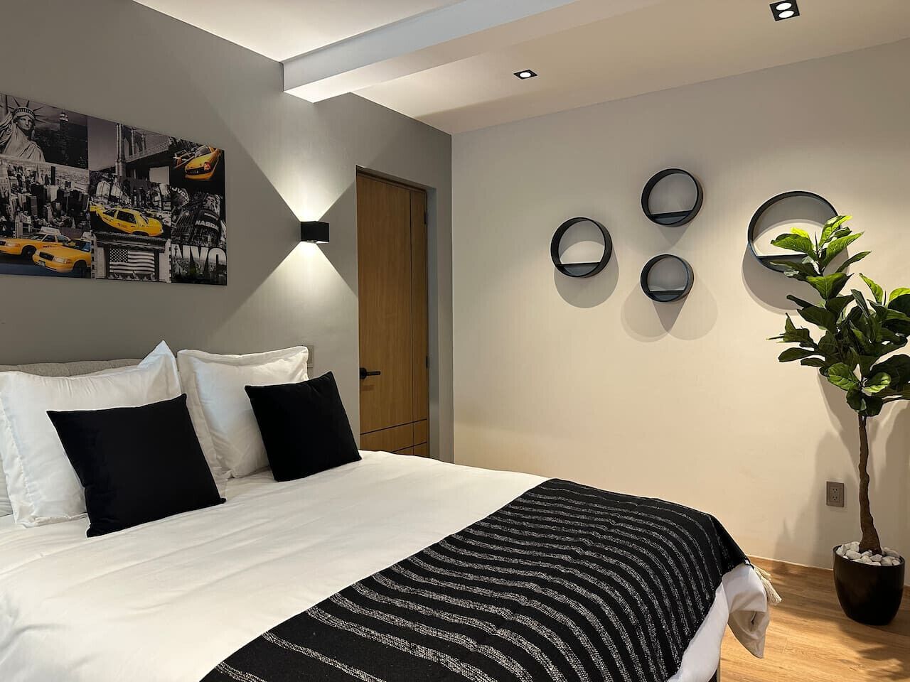 Escritorio, tabla de planchar con plancha, wifi y ropa de cama 