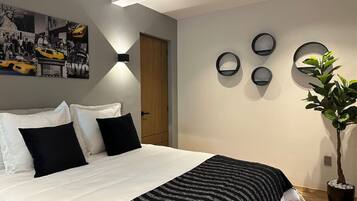 Escritorio, tabla de planchar con plancha, wifi y ropa de cama