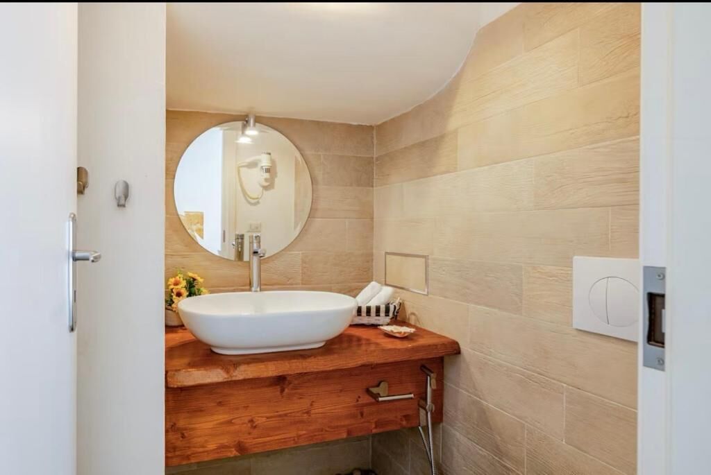 Superior-dobbeltværelse - byudsigt | Badeværelse | Hårtørrer, håndklæder, Sæbe, Shampoo