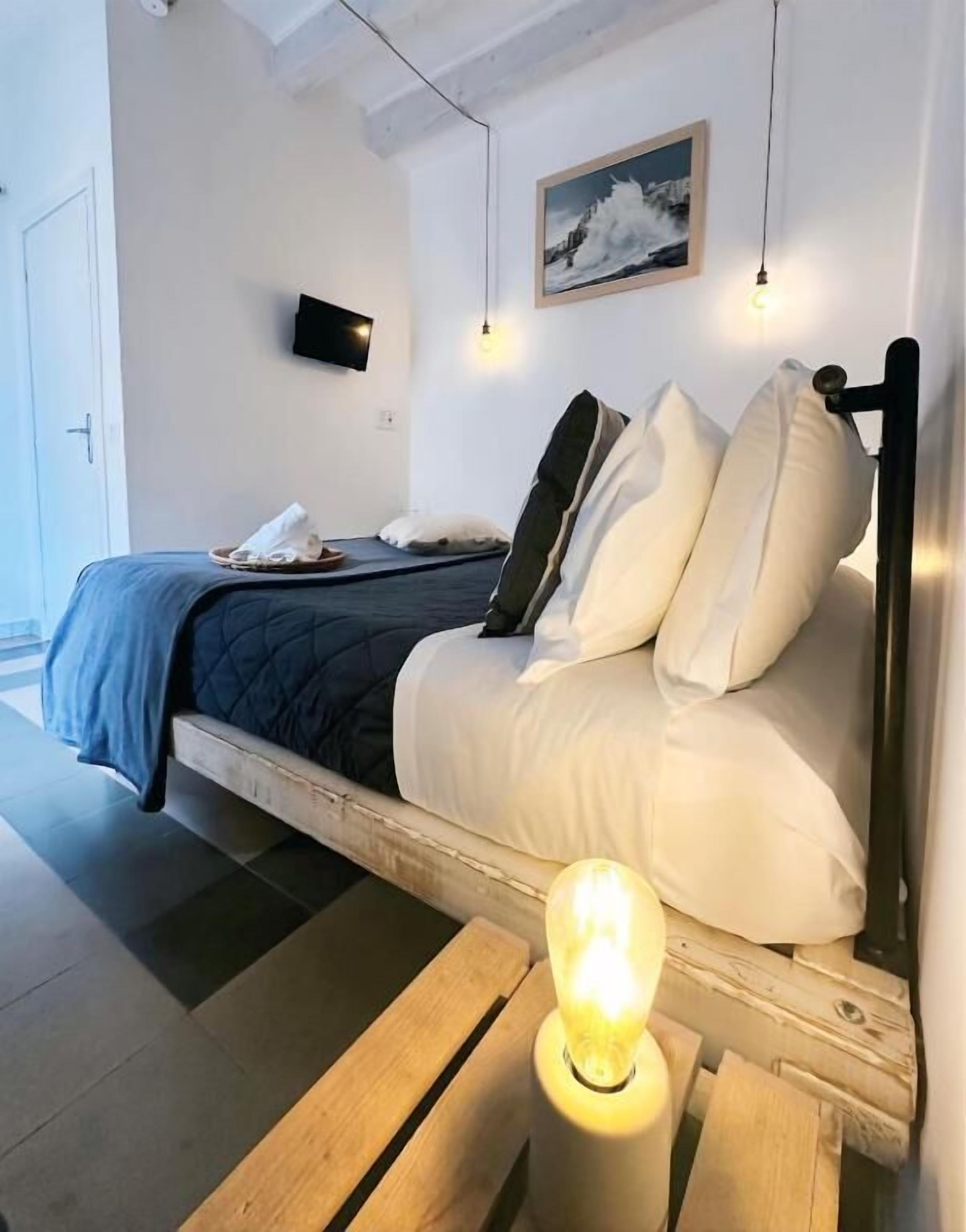 Phòng đôi Deluxe, ban công, quang cảnh một góc biển | Màn/rèm cản sáng, bàn ủi/dụng cụ ủi quần áo 