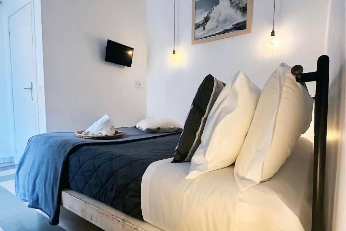 Phòng đôi Deluxe, ban công, quang cảnh một góc biển | Màn/rèm cản sáng, bàn ủi/dụng cụ ủi quần áo