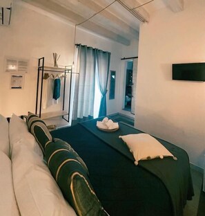Deluxe Double Room, Balcony, Partial Sea View | Blackout drapes, iron/ironing board, free WiFi, bed sheets - NAP25GUESTHOUSE (Polignano a Mare)