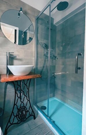 Phòng đôi Deluxe, ban công, quang cảnh một góc biển | Phòng tắm | Đồ dùng nhà tắm miễn phí, máy sấy tóc, khăn tắm, xà phòng