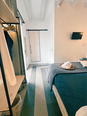 Phòng đôi Deluxe, ban công, quang cảnh một góc biển | Màn/rèm cản sáng, bàn ủi/dụng cụ ủi quần áo