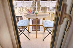 Kahden hengen deluxe-huone, parveke, osittainen merinäköala | Parveke