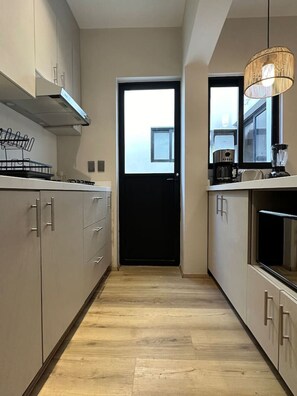 Fridge, microwave, stovetop, coffee/tea maker - Departamento Estilo Griego En CDMX Planta Baja (Mexico City)