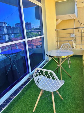 Outdoor dining - Crispy homes - One Bedroom in Lakeview Estate - Phase 1, Bamburi Mombasa 🏖️ (XPW2+2Q Mombasa, Kenya)