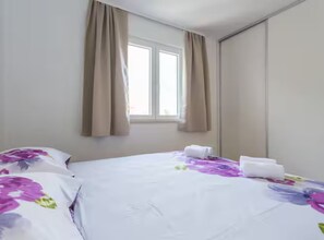 2 bedrooms, iron/ironing board, Internet, bed sheets