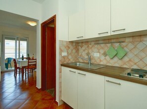 Fridge, stovetop, coffee/tea maker, toaster - One Bedroom Apartment with Terrace (Savudrija)