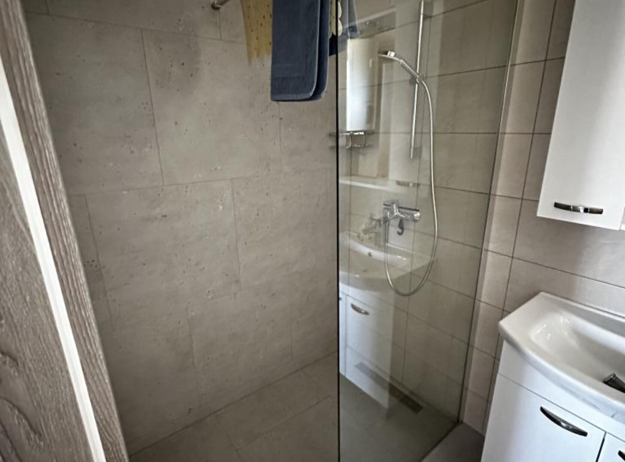 Douche, sèche-cheveux, serviettes fournies