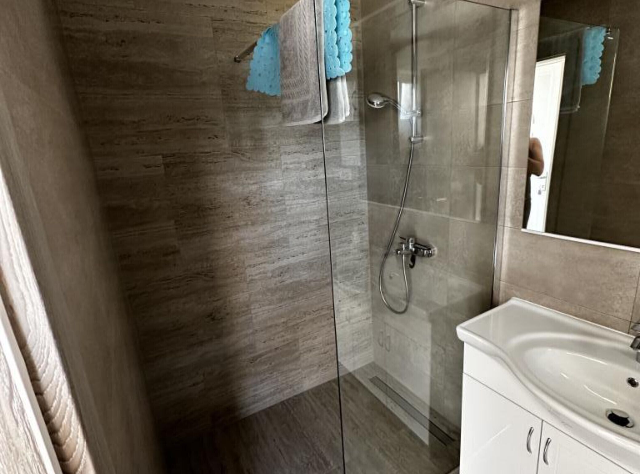 Ducha, secador de pelo, toallas