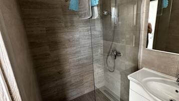 Ducha, secador de pelo, toallas