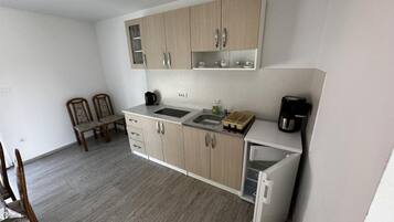 Kühlschrank, Wasserkocher mit Kaffee-/Teezubehör