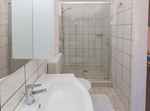 A modern bathroom with a shower, toilet, and sink. - Mediterraneo Goga Apartments - Studio Apartment with Terrace (Mali Losinj)
