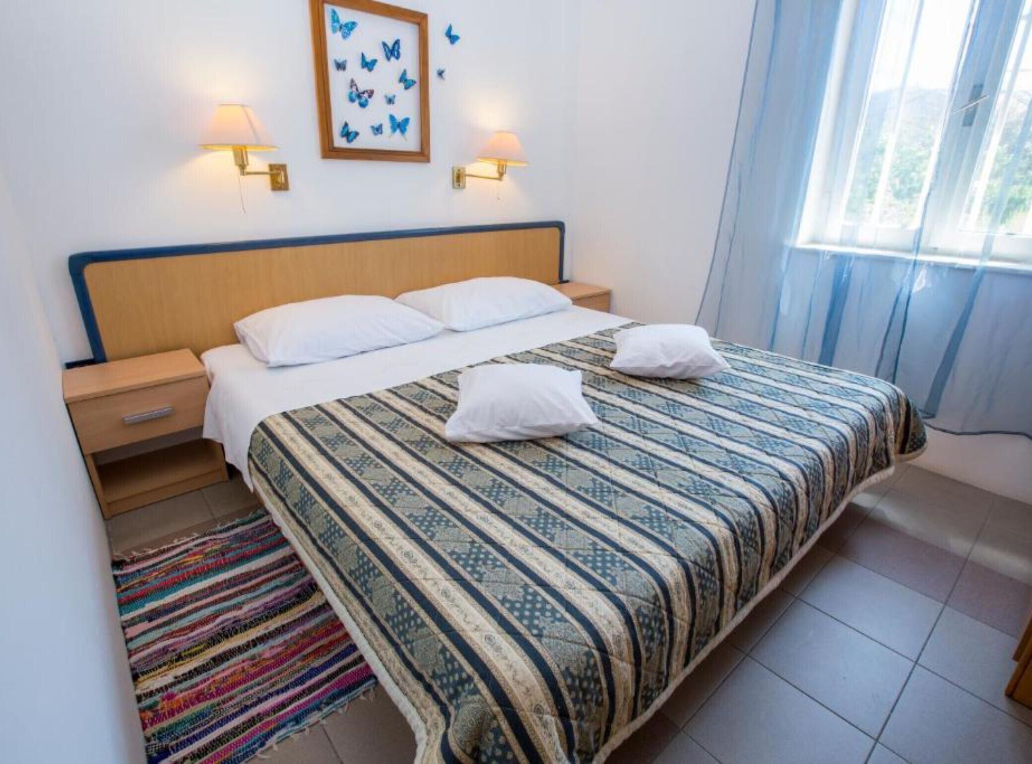 2 bedrooms, iron/ironing board, internet, bed sheets