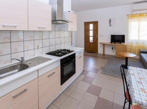 Fridge, microwave, oven, stovetop - Mediterraneo Goga Apartments - TwoBedroom Apartment With Terrace (Mali Losinj)