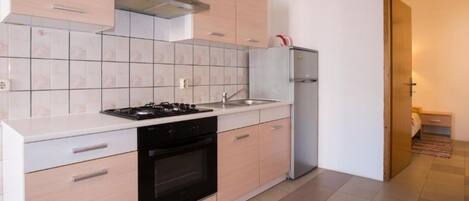 Kjøleskap, mikrobølgeovn, ovn og kokeplater