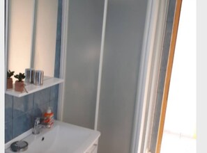 Shower, hair dryer, towels - Apartment Dijana - TwoBedroom Apartment with Sea View (Bakar)