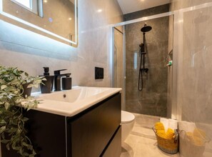 Shower, hair dryer, towels - Three Bedroom Villa with Swimming Pool and Hot-Tub (Topolo)