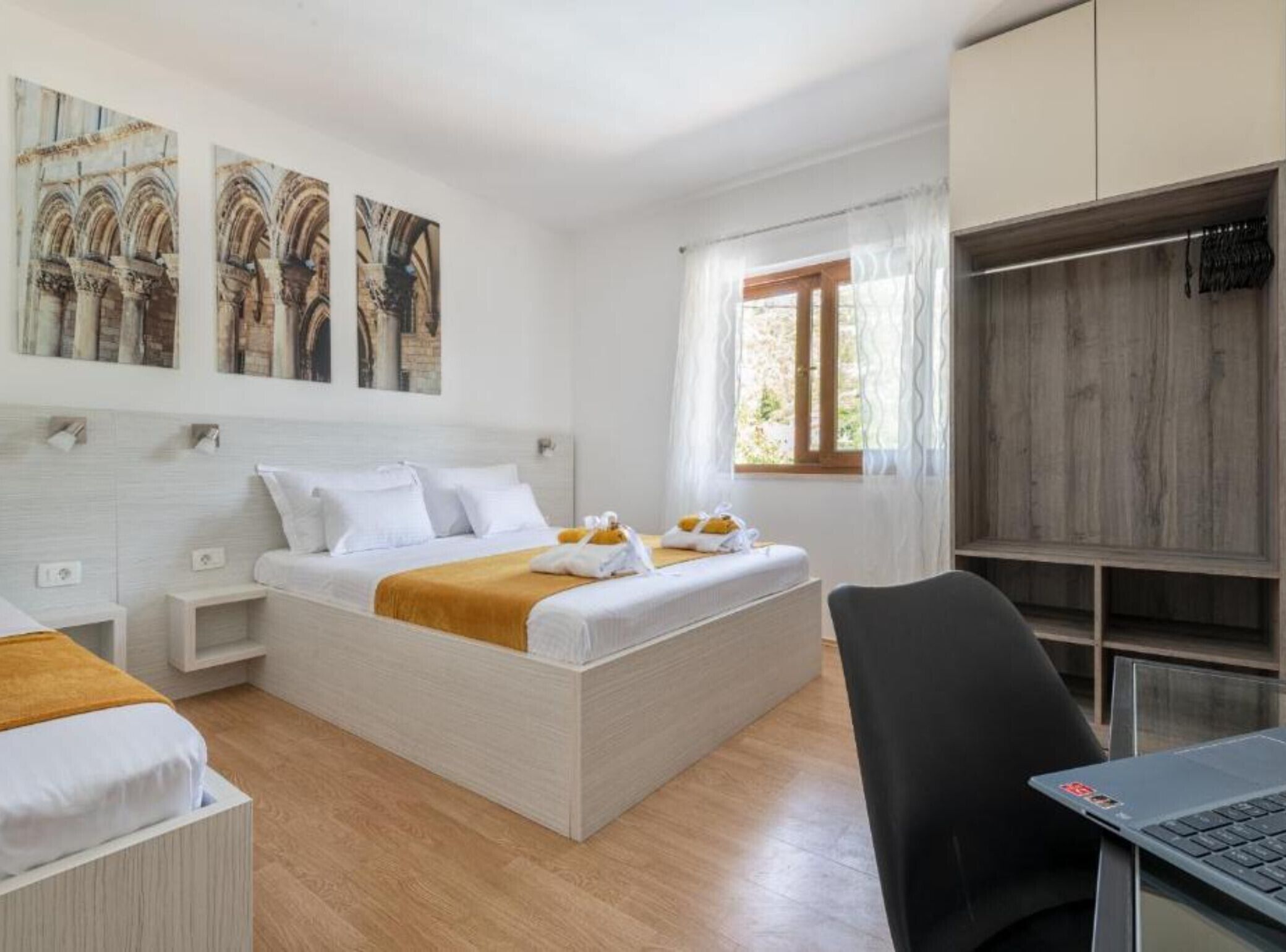 3 bedrooms, iron/ironing board, internet, bed sheets