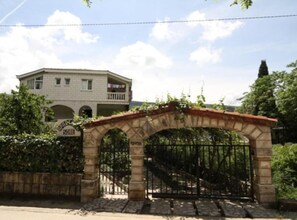 Property grounds - Apartments Roza - One Bedroom Apartment with Garden and Sea View (Herceg Novi)