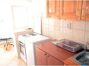 Fridge, oven, stovetop - Apartments Roza - One bedroom apartment with Garden view (Herceg Novi)
