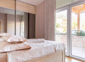 6 bedrooms, iron/ironing board, Internet, bed sheets - Six Bedroom Villa with Outdoor Pool, Sauna and Hot-Tub (Kastel Sucurac)
