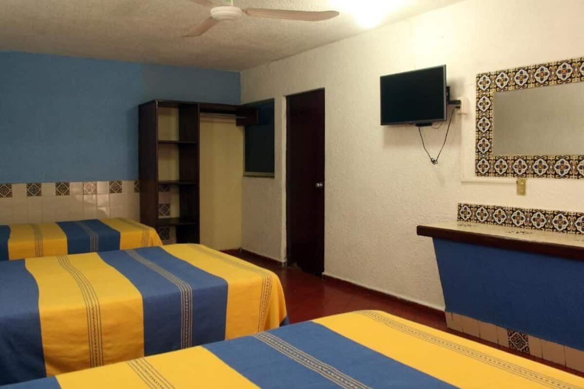 Basic-Dreibettzimmer | Schreibtisch, laptopgeeigneter Arbeitsplatz, kostenloses WLAN