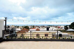 Property grounds - Spacious 3-bedroom apartment in Puerto Plata with AC, mountain & sea views (Puerto Plata)