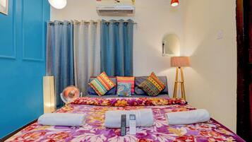 5 bedrooms, iron/ironing board, WiFi, bed sheets