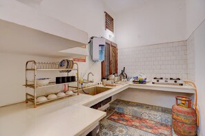 Micro-ondes, plaque de cuisson, lave-vaisselle