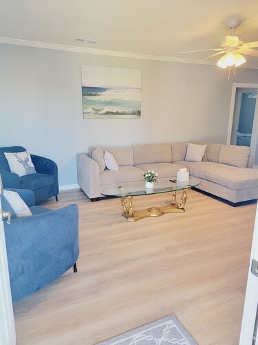 Beach apt, beach one block away, Cruise terminal minutes away!