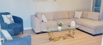 Beach apt, beach one block away, Cruise terminal minutes away!